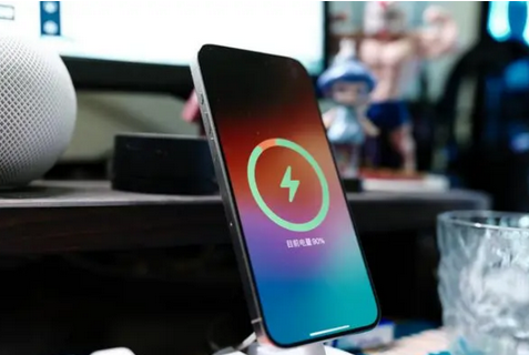 泌阳苹果15换屏服务分享用什么充电器给iPhone15充电更好 